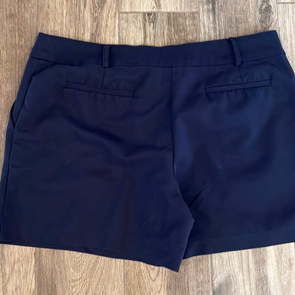 Gibson and Latimer Navy shorts with pockets - Picture 3 of 4